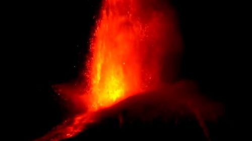 Vulcanul Etna din Sicilia a erupt / A fost ridicat nivelul de alertă