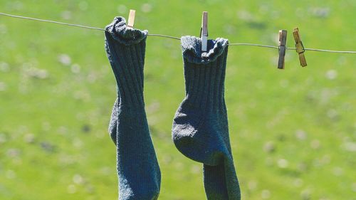 Mitul șosetei cu oțet pentru reducerea febrei. Medic: Pot fi înmuiate doar în apă, e același efect / ”Ajută la reducerea temperaturii corpului, însă tratamentul medicamentos rămâne esențial”