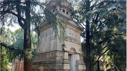 Capelă concesionată pe 99 de ani cu 2,45 de milioane de euro, într-un cimitir din Milano / Au fost scoase la licitație trei capele, prețul total fiind de 3,8 milioane de euro / Cea mai ieftină a costat jumătate de milion de euro