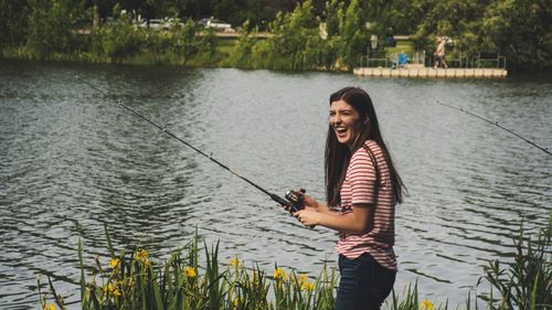 Bibaniada de fete, singurul concurs de pescuit feminin din România, se desfăşoară sâmbătă la Mila 23