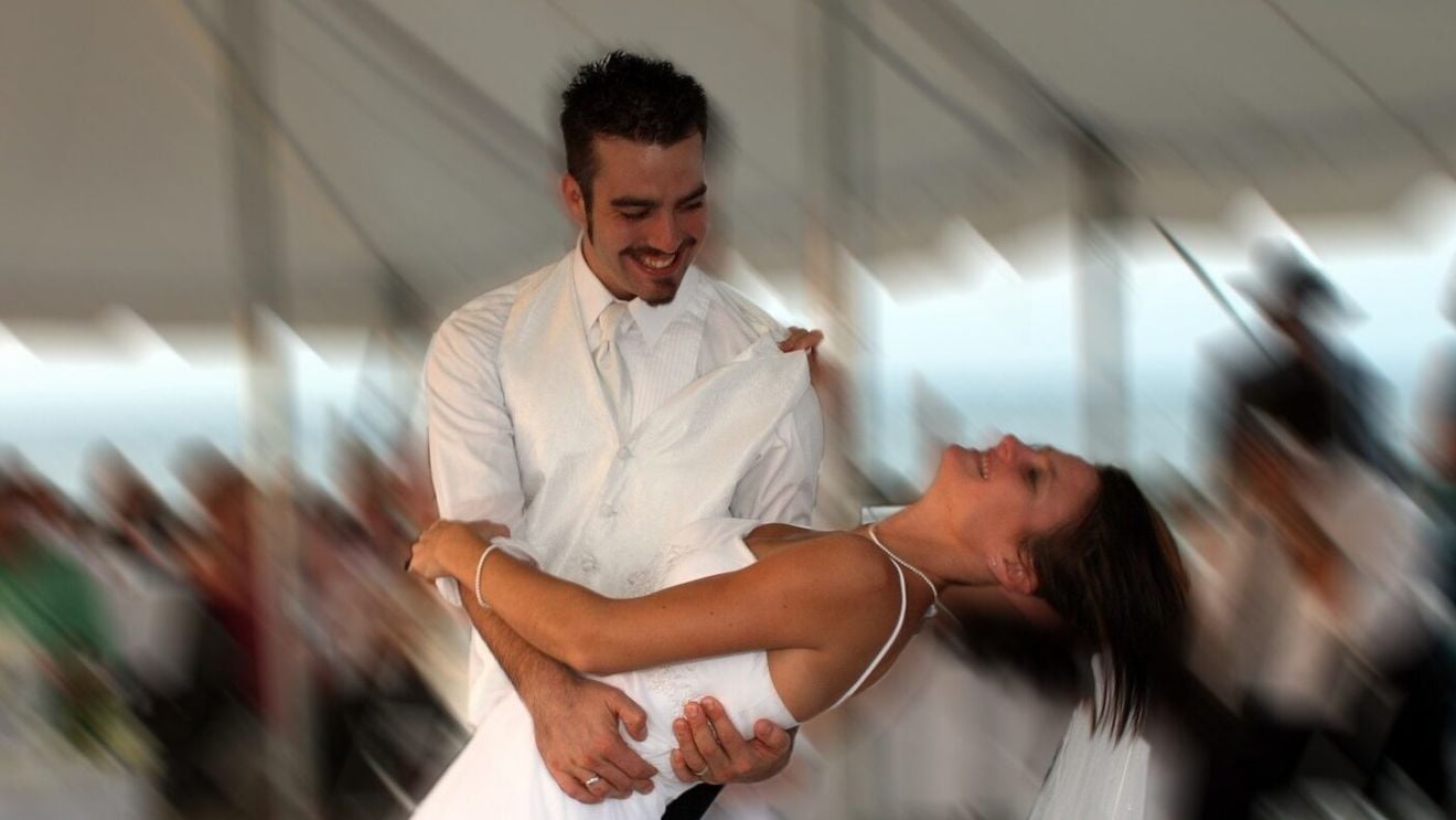 Mirii de azi aleg un look mai îngrijit: machiaj, unghii și îngrijire a pielii devin normă pentru ziua cea mare