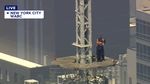 Doi ruşi s-au logodit şi au arborat un banner pacifist pe Empire State Bulding din New York / Ulterior au fost arestați