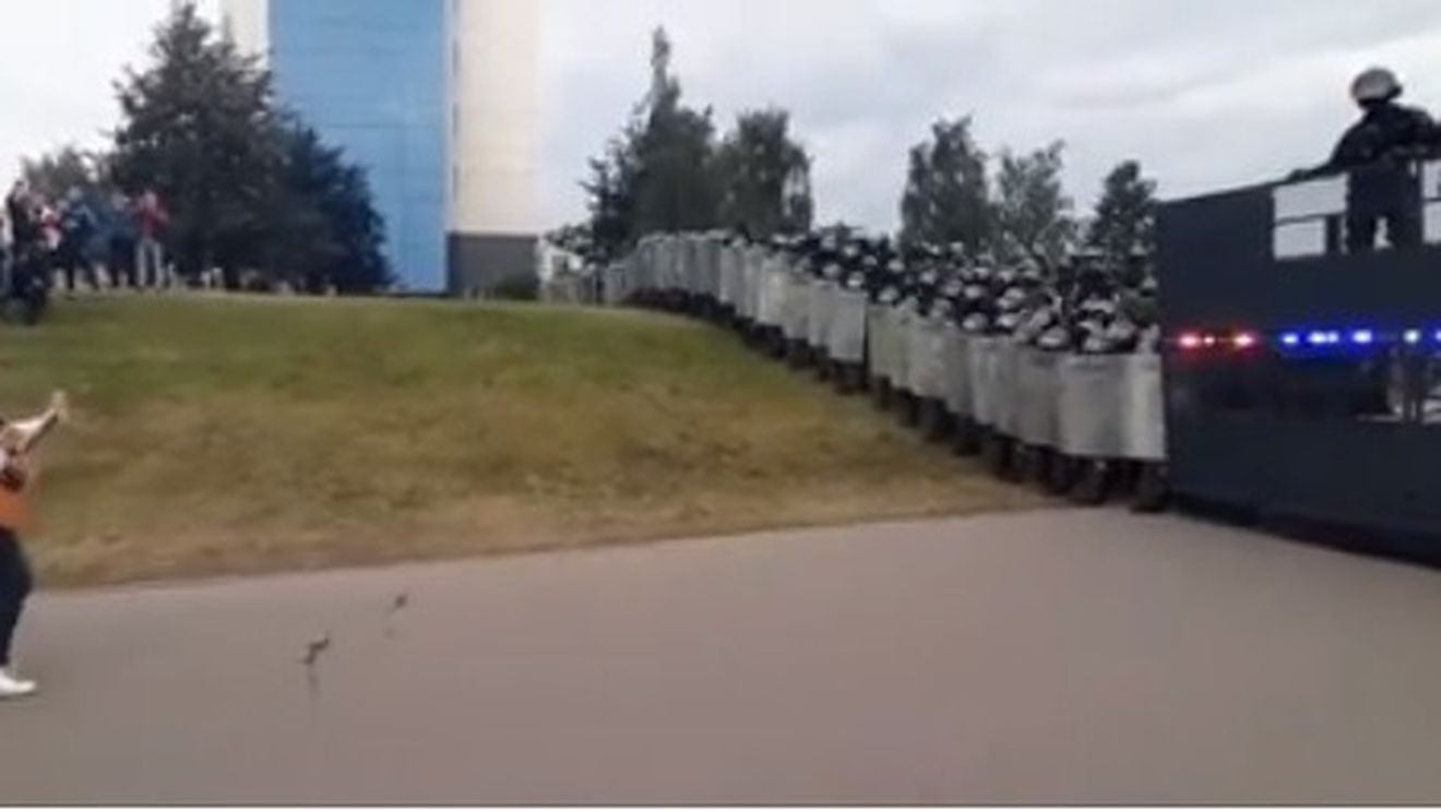 VIDEO Imaginile zilei din Belarus: protestatarii îi întâmpină cu cântece pe polițiștii înarmați cu arme și tunuri cu apă