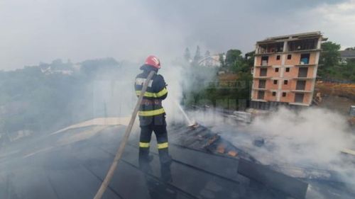Bloc din Fălticeni, lovit de un trăsnet / Acoperișul a luat foc