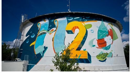 Pictură murală în municipiul Brașov pentru a atrage atenția asupra consumului de apă /  Mesajul a fost pictat pe Rezervorul de apă de pe Dealul Melcilor