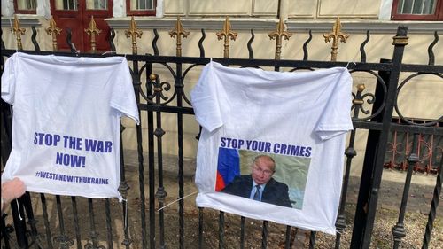 FOTO Protest cu mesaje anti-Rusia și pro-Ucraina lipite pe gardul Institutului Rus din București