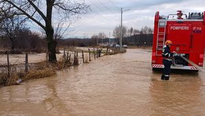 FOTO Inundații în Dâmbovița / Un drum județean, un teren de sport și trei grădini au fost inundate în urma precipitațiilor din ultimele zile