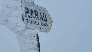 Salvamontiştii au ajuns la turista rămasă blocată pe creasta Giumalău / Femeia a plecat singură să facă traseul din masivul Giumalău şi nu s-a mai putut întoarce din cauza vântului puternic