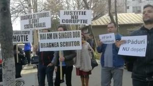 VIDEO Liviu Dragnea a fost huiduit la Slobozia: ”Cât de sadic poți să fii ca să furi de la copii?” / ”Mai am un singur dor, Dragnea scriitor”