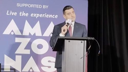 VIDEO Simion, la o întrunire în SUA, a afirmat că prietenul său Vasile Pușcaș ar fi fost arestat / Discurs delirant despre „situația” din România: dictatură, cenzură, opoziția băgată în închisoare, președinte numit și nu ales, presa controlată, criminali la putere