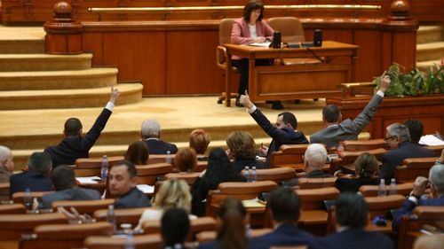 USR PLUS le-a pus gând rău parlamentarilor care votează la două mâini: Cine face un astfel de gest va primi o indemnizație tăiată cu peste 3.000 de euro, la nivelul salariul minim pe economie