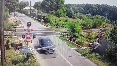 VIDEO Şofer filmat în timp ce forţează şi rupe o barieră de cale ferată / CFR: ”viteza maximă de circulație a trenurilor în zonă este de 140 km/h”