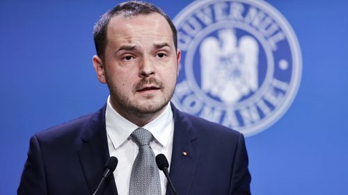 INTERVIU VIDEO | Ministrul Sănătății, Alexandru Rogobete, despre „fenomenul antivaxerilor” și cine l-a creat / De ce merge la Washington pentru un centru de mari arși în București / Cum vrea să desființeze monopolul CNAS și cine se opune / Răspunsurile la întrebările momentului în scandalul procesului cu Pfizer