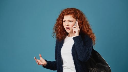 Ministrul Educaţiei, despre folosirea telefoanelor în şcoli: Este interzis / Fiecare şcoală ar trebui să ia măsuri, când intri la sala de clasă să-ţi laşi telefoanele la intrare, într-un sertar, şi după aceea ţi-l poţi lua eventual în pauză