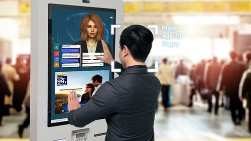 Prima recepționeră virtuală din țară îi întâmpină pe clienți la un hotel din Brașov