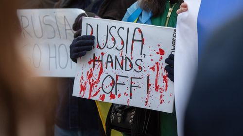 Protest cu 300 de oameni în fața ambasadei Rusiei din București: "Putin, jos mâinile de pe Ucraina!"