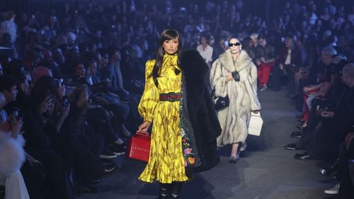 Gucci Cruise 2027: Demna Gvasalia ocupă Times Square cu GucciCore, costume satinate și rochii cu pene