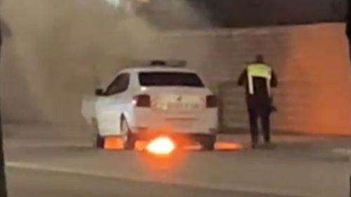 Un Logan de poliție a luat foc în trafic, în municipiul Iași / ”Cauza probabilă a fost reprezentată de scurgeri de lichide combustibile”