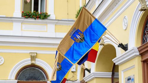 Lupta pe steaguri în Sfântu Gheorghe: Primarul acuză prefectura că nu are autorizație pentru catargele drapelurilor din fața instituției / A reînceput demersurile pentru reautorizarea steagului orașului