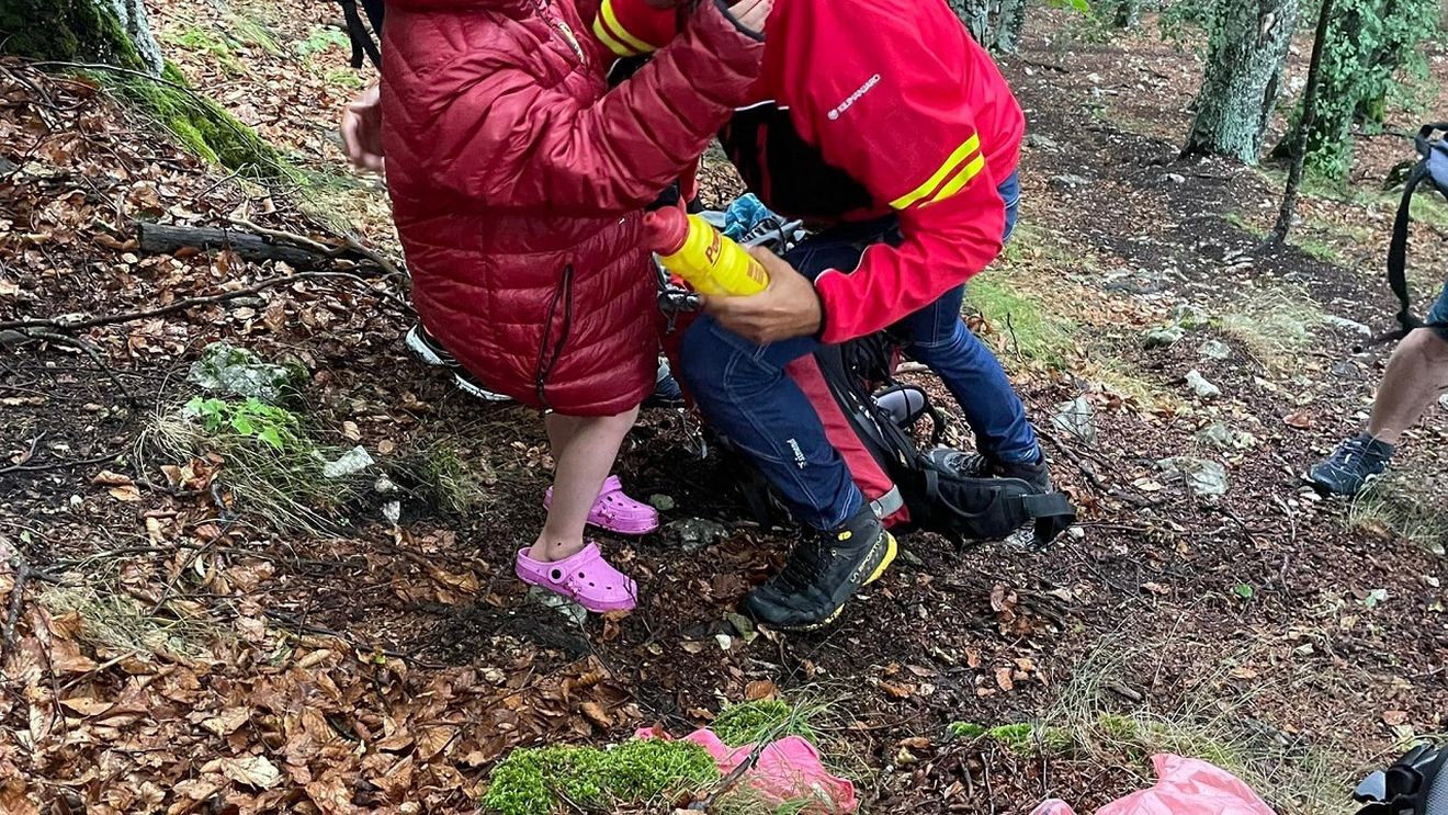 Copii duși în papuci pe munte, surprinși de codul portocaliu de ploi și vijelii. Ei au fost salvați de salvamontiști