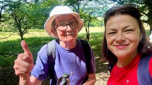 La peste 80 de ani, o fostă profesoară face drumeții, ghidată de foștii elevi: Vreau să mai ies în natură / ”Nu am cerut decât de două ori „time-out”, să-mi trag sufletul”