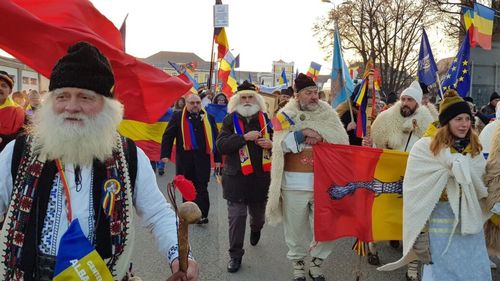 Ghid pentru Ziua Națională la Alba Iulia: masă populară cu varză și cârnați, defilare militară, concerte / Sfaturi utile pentru turiști: cât costă cazarea, unde pot mânca, ce să viziteze