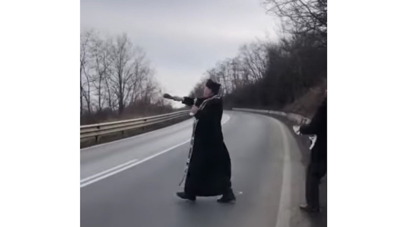 VIDEO Un preot a sfințit o curbă din județul Bacău, loc în care se produc frecvent accidente