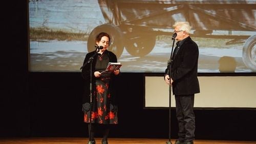 Astra Film Festival 2022, debut spectaculos.  Publicul care a umplut duminică seara Sala Thalia  a aplaudat minute în șir filmul „Pocalul. Despre fii și fiice”