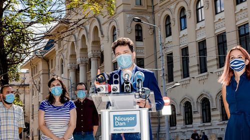 USR-PLUS și PNL au început din Piața Universității campania de strângere de semnături pentru candidatura lui Nicușor Dan