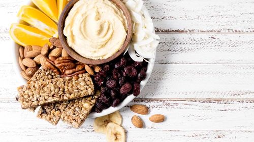 Gustări sănătoase la birou – idei rapide și practice. Tania Fântână (nutriționist): Gustările sunt foarte importante în toată economia de calorii, de bani, de timp, a zilei