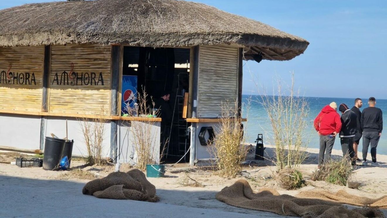 FOTO Începe febra de 1 Mai în Vama Veche: Aglomerație de mașini care aprovizionează, angajații mătură trotuarele, barurile se dezmorțesc, cămășile hippie flutură-n vânt