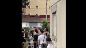 VIDEO Mai multe persoane s-au bătut cu bâte în Gura Humorului / Europol: „Cum vă imaginați că ați interveni dacă ați face parte din prima patrulă ajunsă la fața locului?”