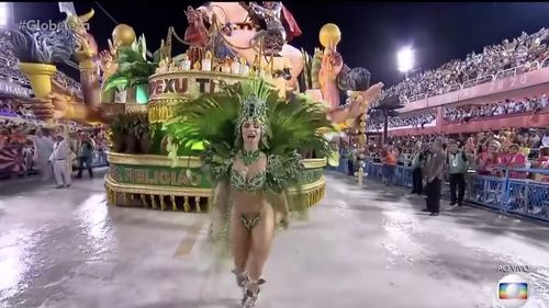 Carnavalul de la Rio de Janeiro a început vineri cu o ediție efervescentă, pentru prima dată fără restricții de pandemie