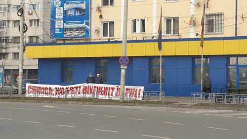 Banner în fața filialei liberale din Iași: Chirica, nu ești binevenit în PNL!