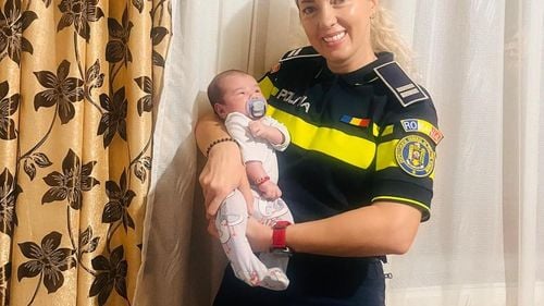 Instinctul unui câine a făcut diferența: O polițistă din Prahova a salvat un bebeluș, după ce a fost alertată de câinele ei, Nero