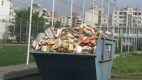 Poza zilei: Sute de cărți aruncate la gunoi la o școală din Cluj-Napoca