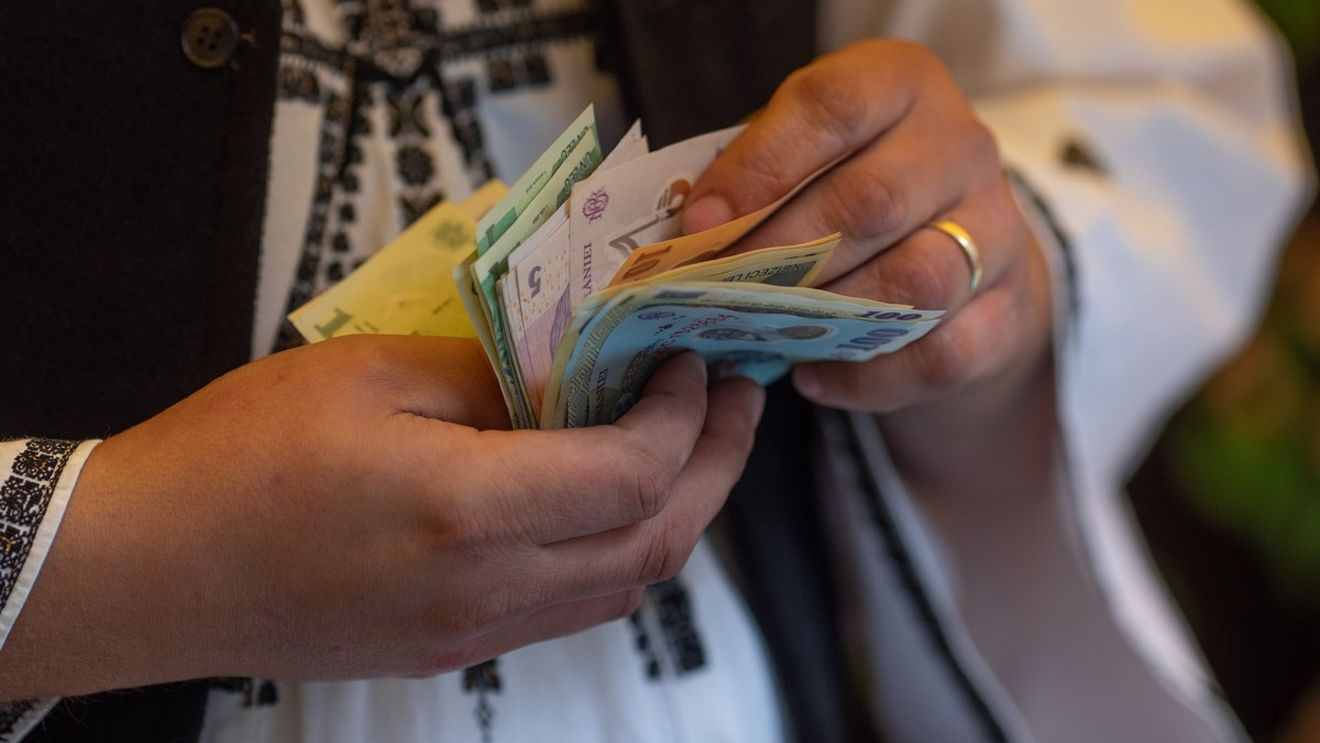 INS: Câştigul salarial mediu net a crescut în luna noiembrie cu 3,3%, la 4.141 lei, faţă de octombrie