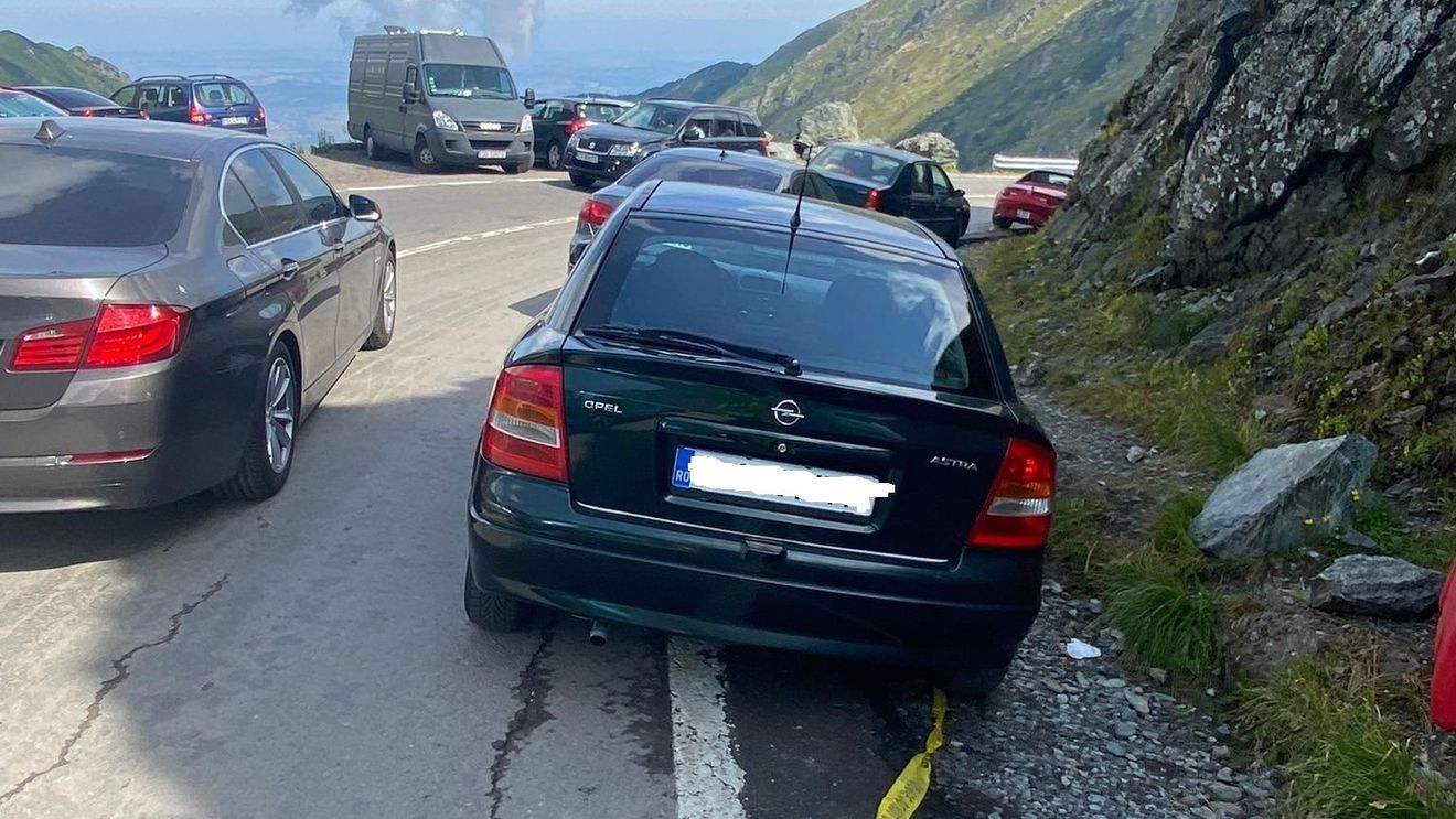 Aglomeraţie pe Transfăgărăşan / Unii şoferi au parcat pe carosabil, blocând circulaţia / Mesaj ironic al Poliţiei Sibiu - Din seria: mie să-mi fie bine, restul se descurcă/ Drumari: S-au mutat balize şi parapete de plastic de pe traseu, inclusiv în zonele periculoase, unde riscau să cadă în prăpastie
