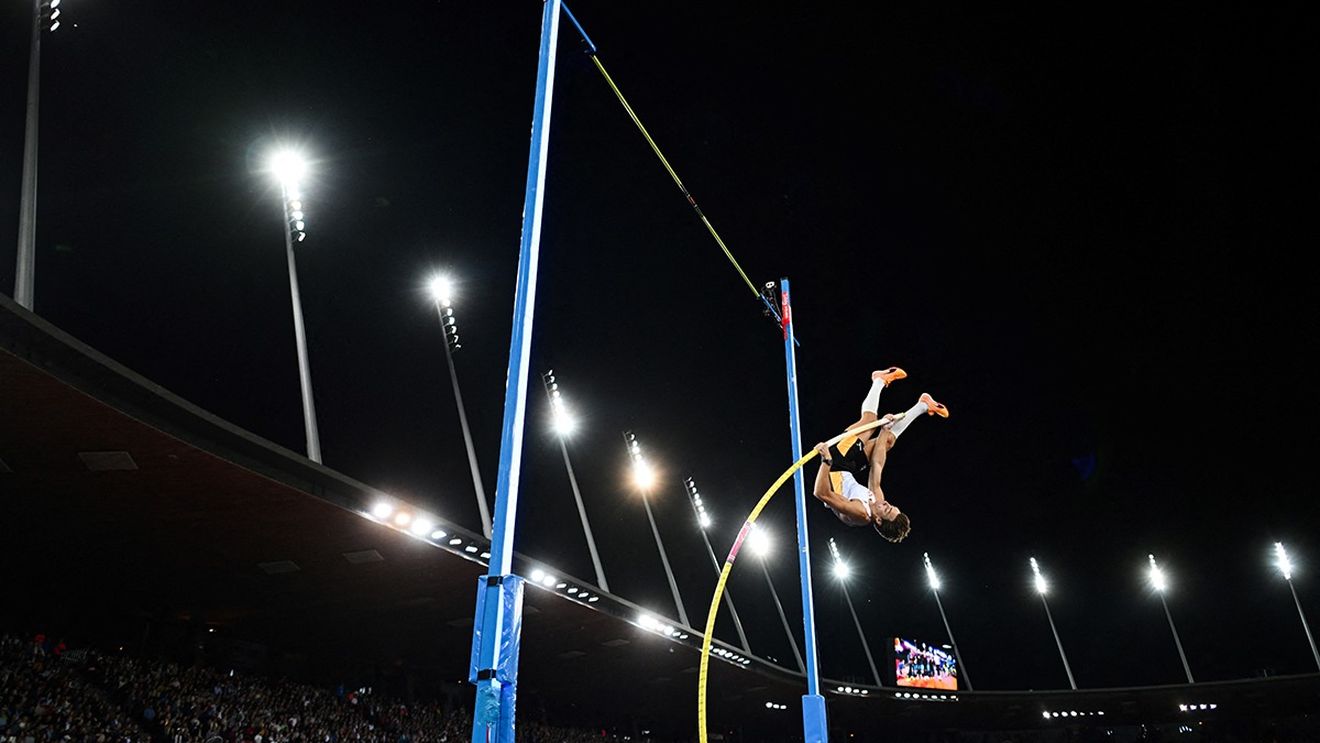 Nou record mondial la săritura cu prăjina: Campionul olimpic suedez Armand Duplantis a depășit ștacheta înălțată la 6,23 m