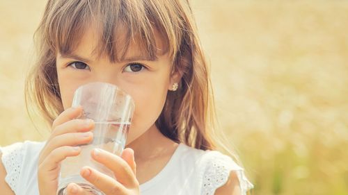 Hidratarea corectă la debutul unei veri cu temperaturi record: doi sau trei litri de apă pe zi?