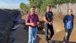 FOTO: Obiecte de aur găsite în mormântul unei femei bogate din perioada romană, la Alba Iulia / Arheolog: Totul a fost ținut secret, de frica braconierilor / Descoperiri importante, după distrugerea unui sarcofag în cimitirul orașului