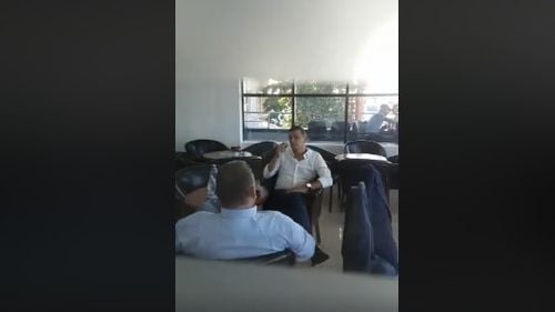 VIDEO Fostul premier Sorin Grindeanu, surprins în timp ce fuma într-o zonă interzisă a aeroportului din Timișoara