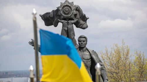 FOTO Kievul a început să demonteze monumentul „Prietenia Popoarelor”, instalat în anii 1980 pentru a celebra unitatea dintre popoarele ucrainean și rus sub auspiciile Uniunii Sovietice