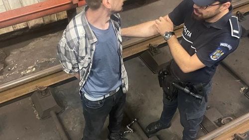 Un tânăr s-a legat cu cătușe de șina metroului în Piața Unirii 2 / Circulația a fost oprită aproape o jumătate de oră