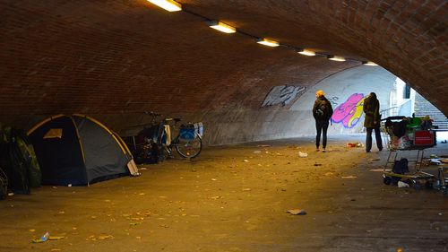 Oamenii străzii din Berlin trebuie să prezinte certificatul verde COVID-19 pentru a putea dormi la metrou