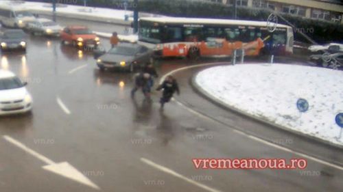VIDEO Bătaie în mijlocul unei intersecții din Vaslui între șoferul unui autoturism și cel al unui autobuz