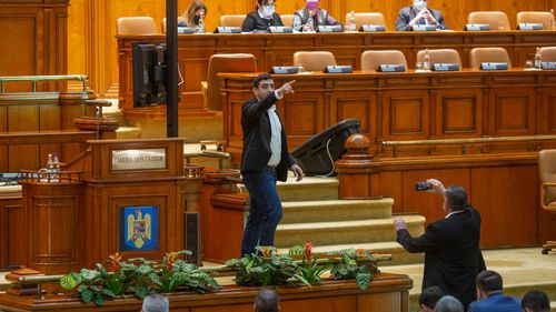 ”Nu s-au tăiat pensiile pentru cei mai speciali dintre speciali/ Populism deșănțat, forme golite de conținut”, susține George Simion, liderul partidului extremist AUR