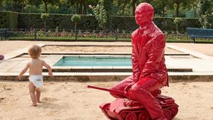 ”Putin cel roșu”, apariție surprinzătoare în diferite parcuri pentru copii în întreaga lume / ”Această sculptură își propune să denunțe absurditatea războiului și să evidențieze curajul copiilor”