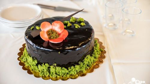 A fost desemnat ”Tortul Anului 2024” la târgul GastroPan / Are ca ingrediente doar produse românești, cum ar fi nuci, dulceață de cireșe negre sau jeleu de vișine