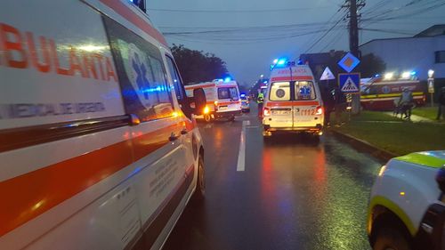 VIDEO Accident grav în Arad, între o mașină și un microbuz în care se aflau 23 de persoane/ 5 victime au ajuns la spital / A fost activat Planul Roșu de Intervenție